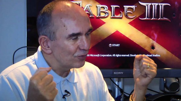 Molyneux durante la presentazione di Fable III, esclusiva Microsoft. Ehi, ma su che TV stanno mostrando il gioco? Perdonatemi, dovevo farvelo notare...